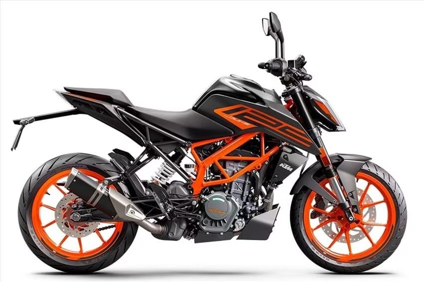 <div class='descrGalleryTitle'>KTM Duke 125</div><div class='descrGalleryText'><p>Come la cugina Svartpilen, la&nbsp;<a href="https://www.dueruote.it/moto-scooter/ktm/ktm-125-duke-abs/">KTM Duke 125</a>&nbsp;è una tra le moto naked guidabili a 16 anni più curate, ma in questo caso di carattere prettamente stradale. Di primo acchito è quasi difficile distinguerla dalle <b>sorelle maggiori da 890 cc</b>. Il merito è del bel <b>telaio a traliccio verniciato arancio</b>, elemento di forte impatto, del gruppo ottico anteriore e del poderoso avantreno con forcella WP rovesciata da 43. Bello anche il forcellone in acciaio di tipo profilato. Il prezzo è di un filo inferiore alla Husqvarna: 5.550 euro.</p>
</div>
